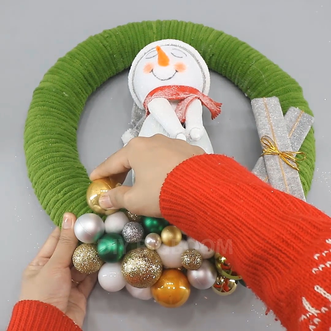DIY snowman door wreath | Life and Fun Story | Facebook