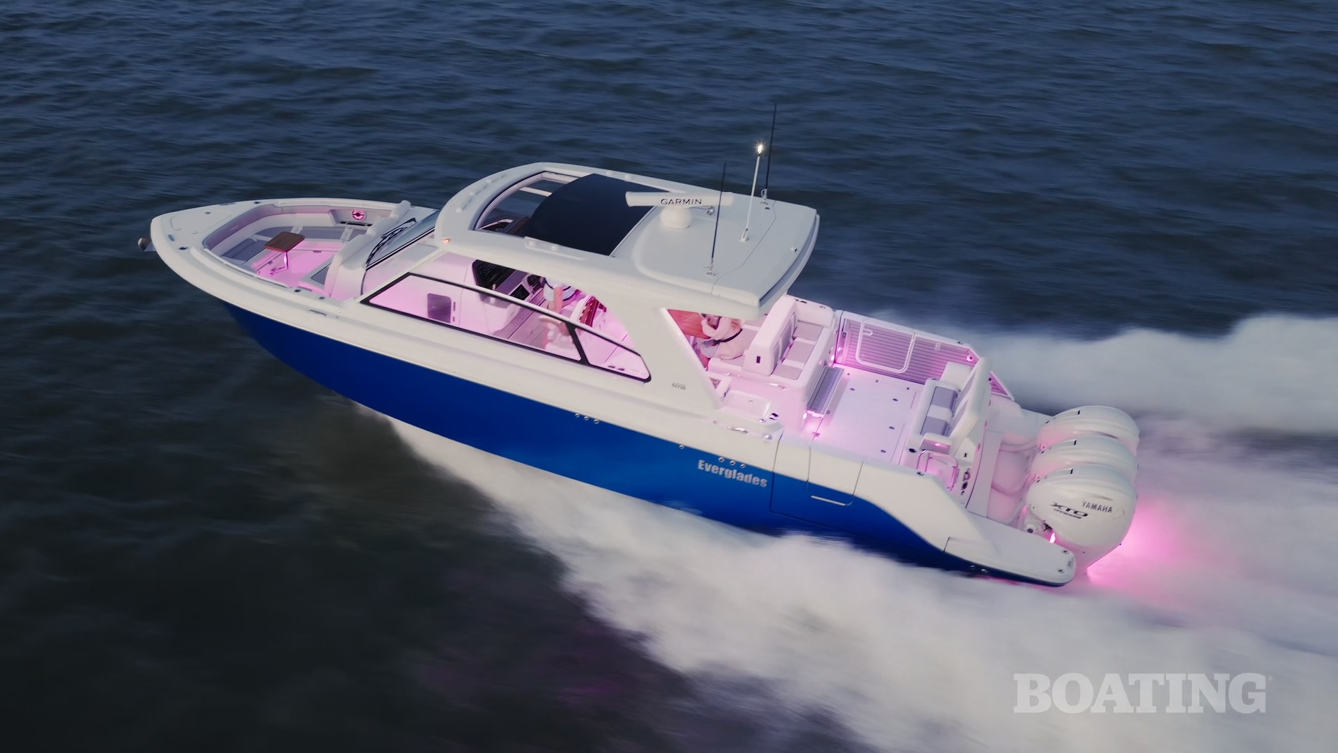Discover the Everglades 437CX, a luxury crossover boat that