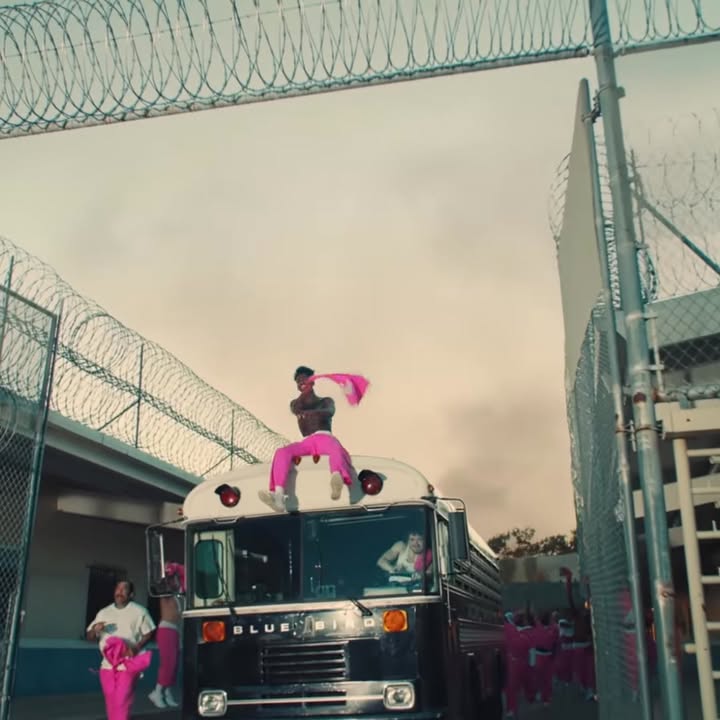 ルーリン・ベイビー VEIO AÍ! Corre no YouTube pra assistir #IndustryBaby, mais um