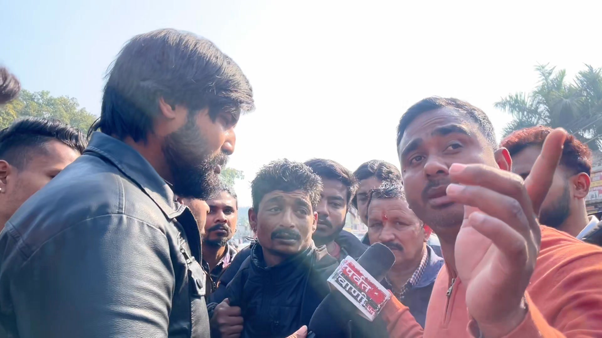 सपेरा बस्ती रायपुर में नशे के सौदागरों को ग्रामीणों ने घेरा, जमकर हुआ ...