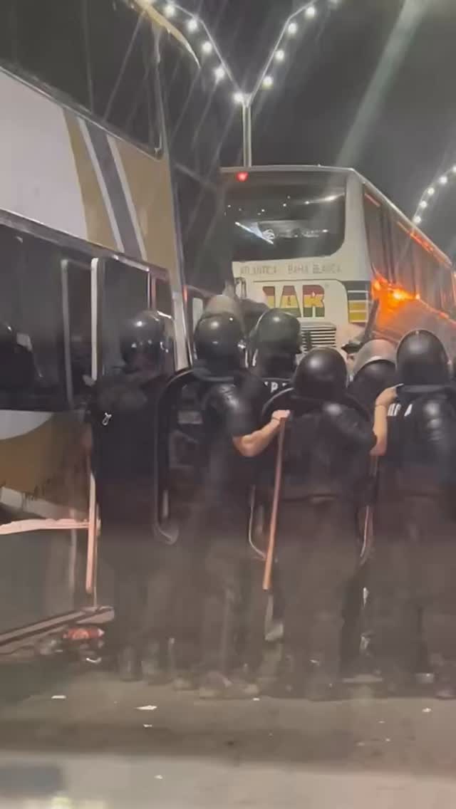 Argentinian police and River Plate fans 👮‍♂️ | Riot With Style | Facebook