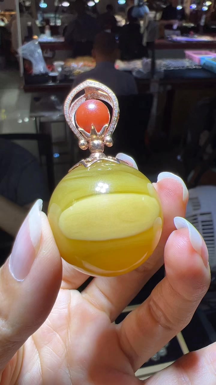 18k金豪镶老蜜蜡吊坠，简约大气，直径27➕，值得收藏? | 嘉譽琥珀珠宝 