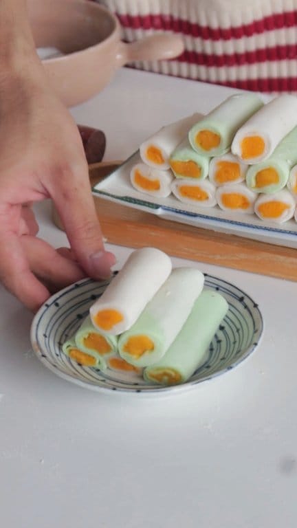 Cách làm bánh dẻo cuộn nhân trứng muối Trung Thu 🌕 | Bake With Me ...