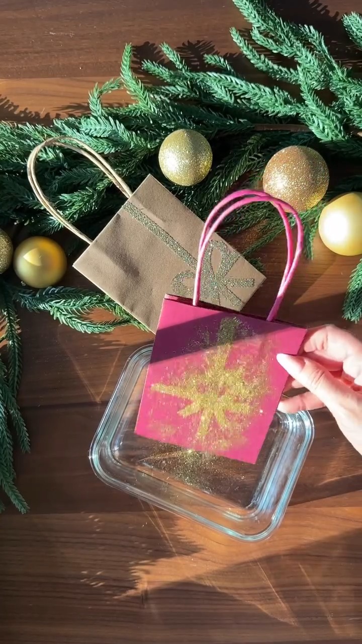 Dafür braucht ihr nur Geschenktüten von Profissimo, etwas Glitzer und einen Kleberoller., Rollt den Kleber auf der Tüte wie eine Schleife und gibt etwas Glitzer rauf. Das wars auch schon✨ wie gefällt