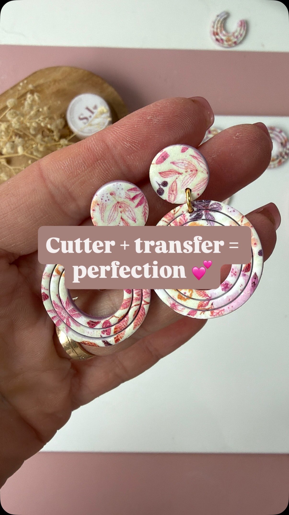 Nieuwe favoriet 🌸 Deze oorbellen zijn gemaakt met de cutter + transfer ...