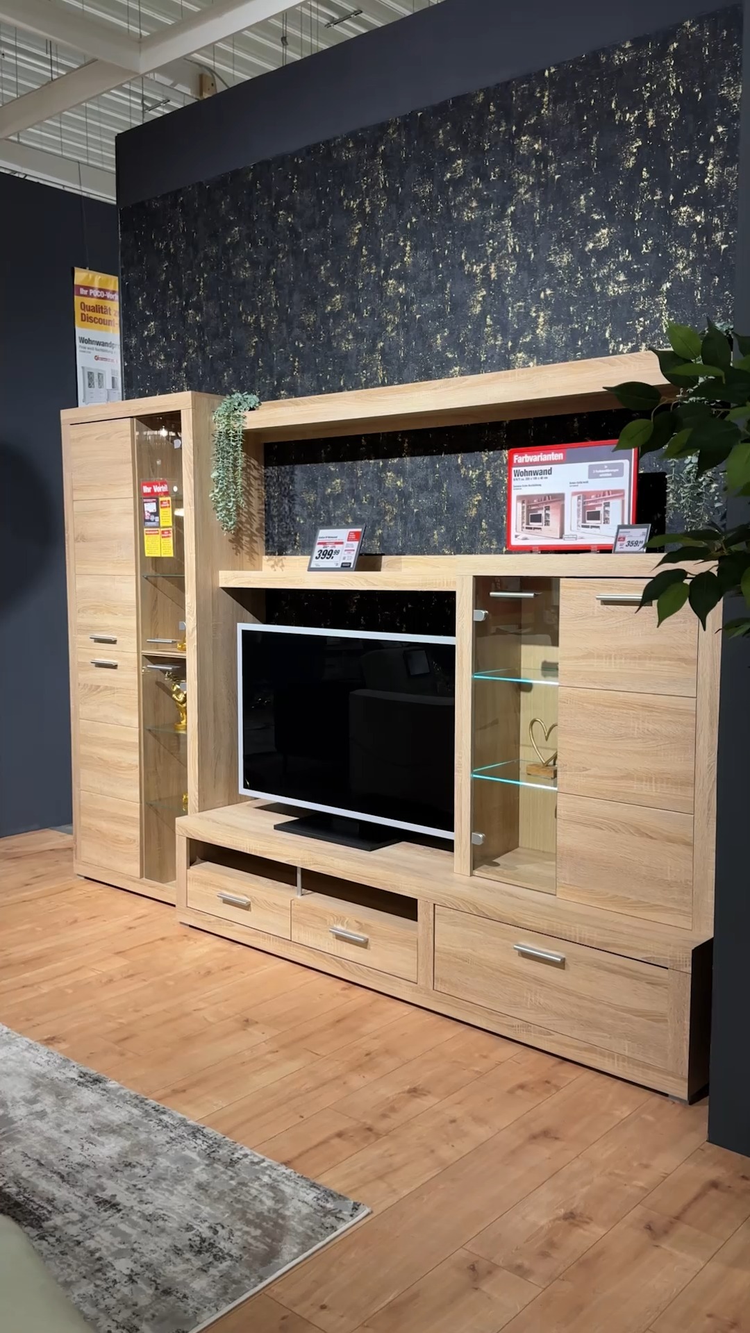 🛋️✨ POCO Finds: Eine Wohnwand, die Stil & Funktion vereint! 😍 Mit ihrem modernen Design und dem großzügigen Stauraum wird sie zum Mittelpunkt Deines Wohnzimmers. 💛 Wie findest Du diese Holzoptik? 👇,