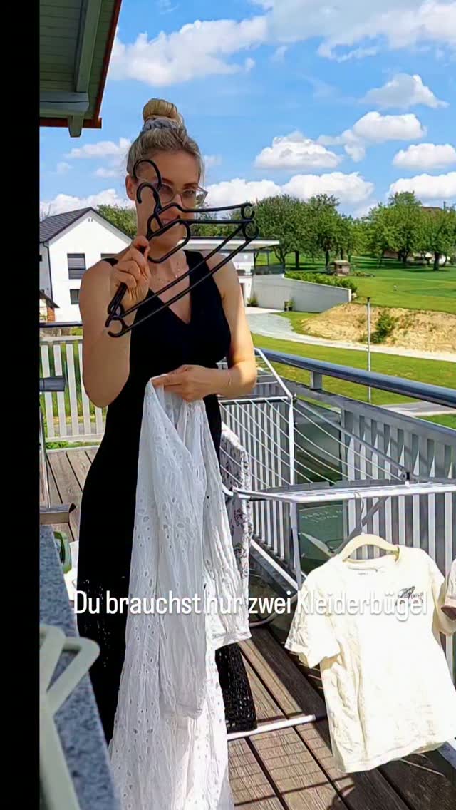 Mein Wäschehack für lange Kleider:, Zwei Kleiderhaken , So verknittert nichts und du brauchst auch keine besonderen Kleiderhaken dafür kaufen. | Sarah Zach