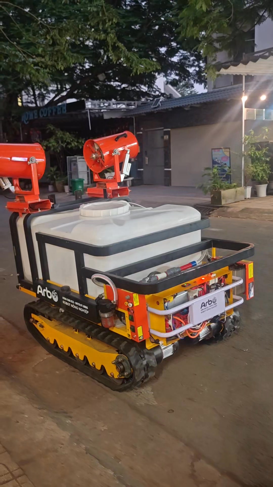 Robot PHUN THUỐC ARB – phiên bản 500L Động cơ Hybrid, chạy bền bỉ cả ...