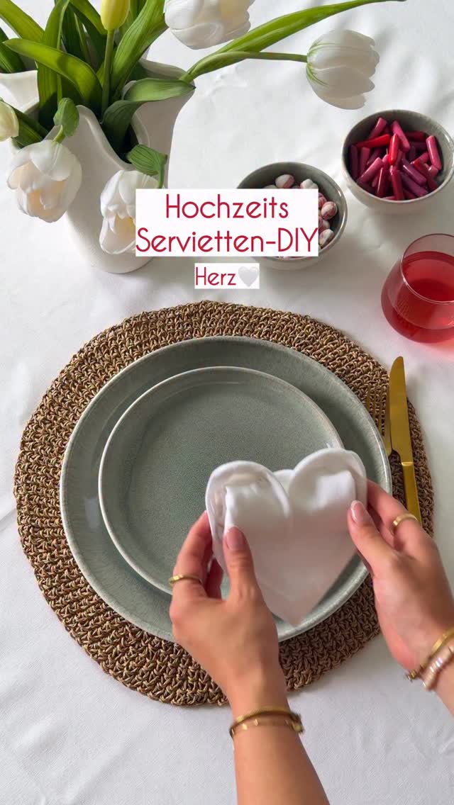Es ist gar nicht so einfach die richtige Tischdeko für die Hochzeit zu finden. 💍✨, Mit diesem einfachen Servietten-DIY verleihst du deiner Tischdeko im Handumdrehen einen stilvollen und liebevollen