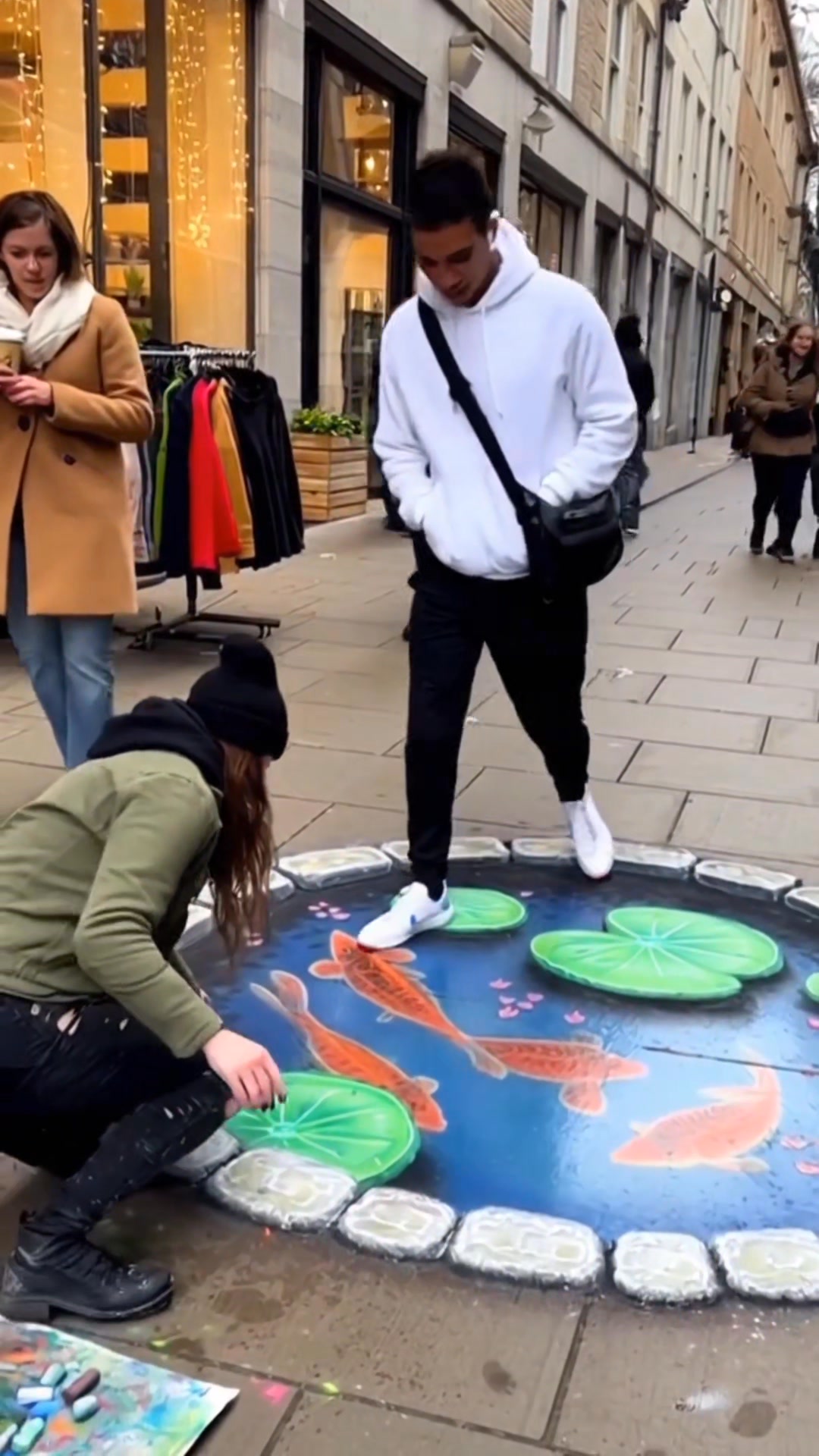 This looks like a real pond… but it’s just art! 🎨👀 A perfectly timed 3D ...
