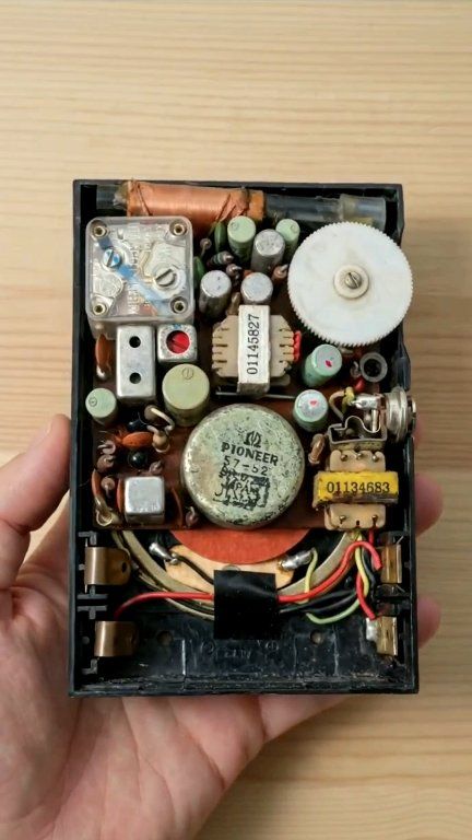 📻✨ A tiny radio… hiding a world of incredible engineering inside