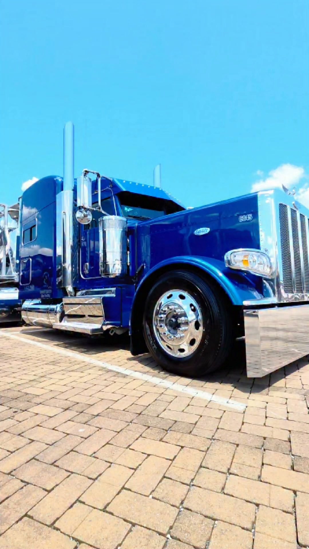 Legendary Teal 2022 Peterbilt 389 | Gabriel Picciolo | Facebook