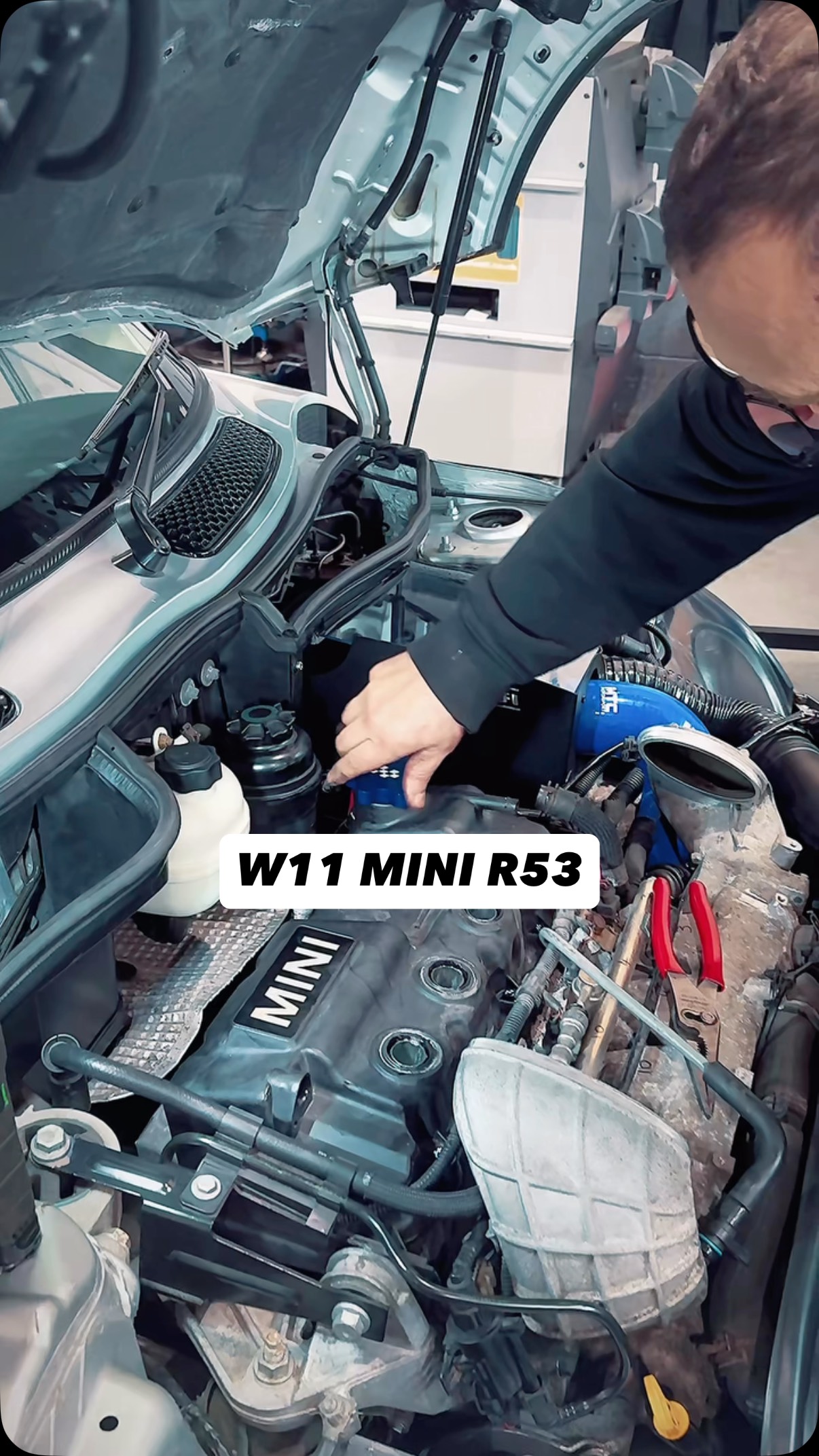 Engine bay colour scheme - blue 🔷 Adding some more blue details to this ...