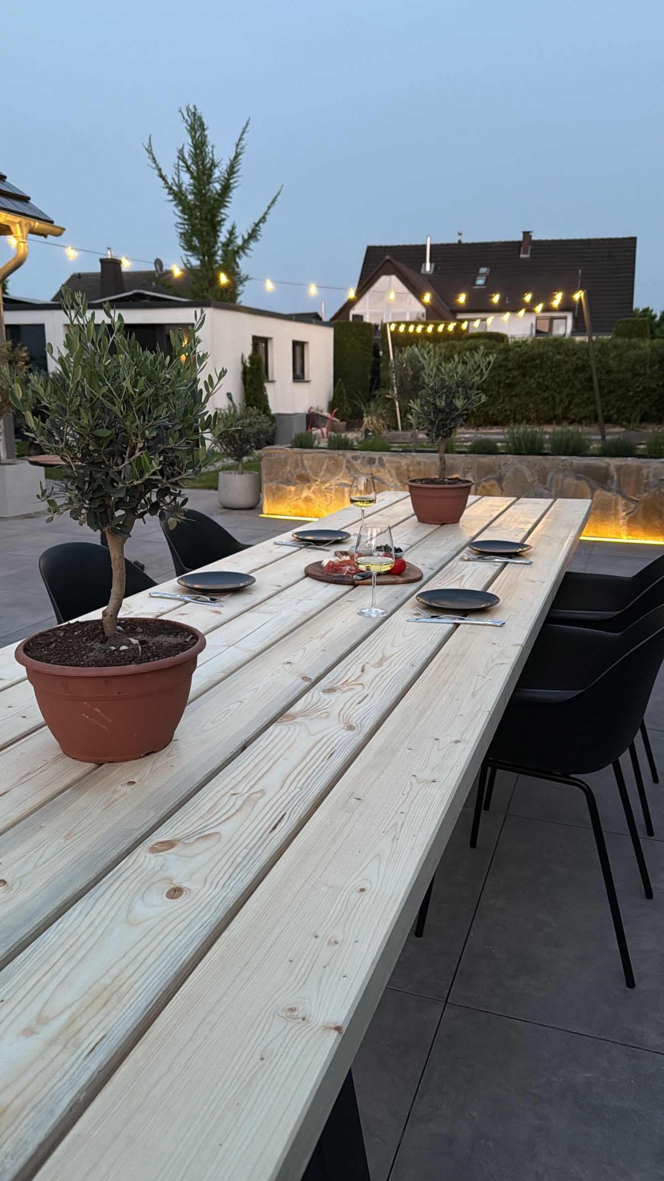 Ich wollte immer einen großen Gartentisch haben. Habe in den letzten Monaten viel recherchiert und nach dem perfekten Tisch gesucht. Leider gefiel mir keiner richtig gut. Entweder waren sie zu teuer