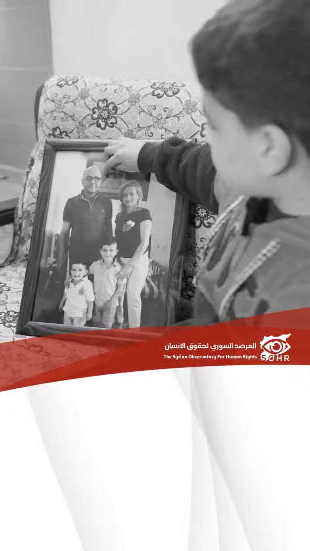 نجا وحيدًا من مـ ـذبـ ـحـ ـةٍ أودت بأهله جميعًا، ليحمل ذاكرته الثقيلة ...