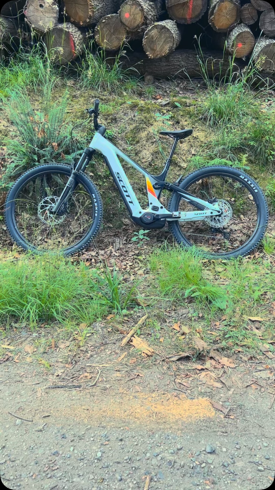 mountainbike gebraucht ghost E-Teru Universal E-Mountainbike | Generalüberholt MODEL:FADE RED/ RED ION Alpinestars SMX-1 Air V2, Model=Superstand Storage Rack
