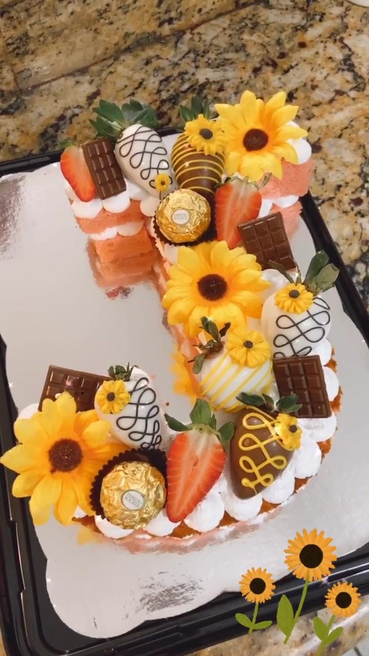 Sunflower letter cake 🌻 | Yami's Sweets