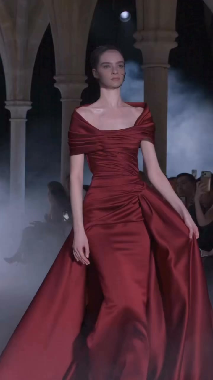 zuhair murad burgundy dress A gown designed by Murad, Haute Couture Fall/Winter 2026-2027, Paris Fashion Week, made of duchesse satin silk in a rich red color, with a classic off-the-shoulder cut, and soft Size:10 (UK 14) off-shoulder dress Diamond Formal Dresses and