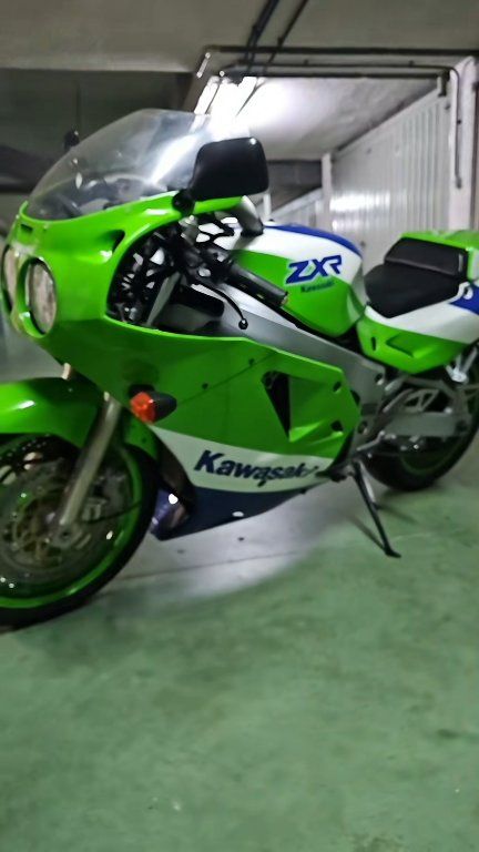ヒロ　1/1 The Kawasaki ZXR750 H1 is a time capsule from the wild side of the