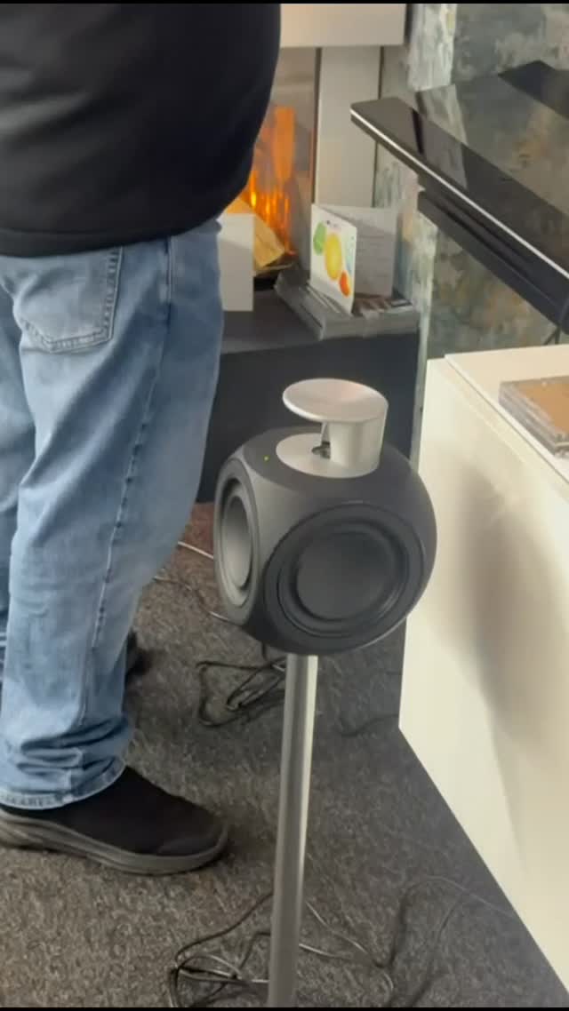 Watch as we set up our Beolab 3 loudspeakers to Beosound 3200