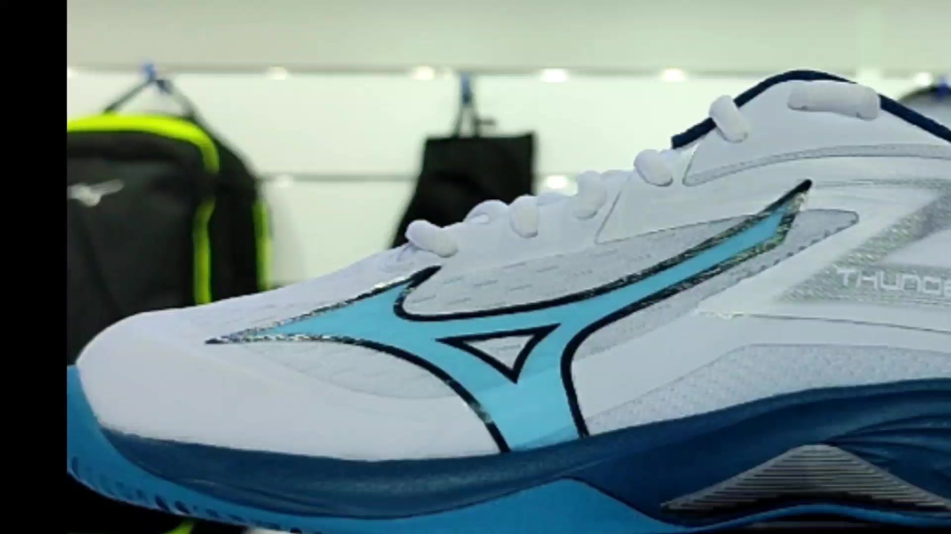 MIZUNO WAVE CLAW NEO 3 BADMINTON SHOES This shoe is loaded with