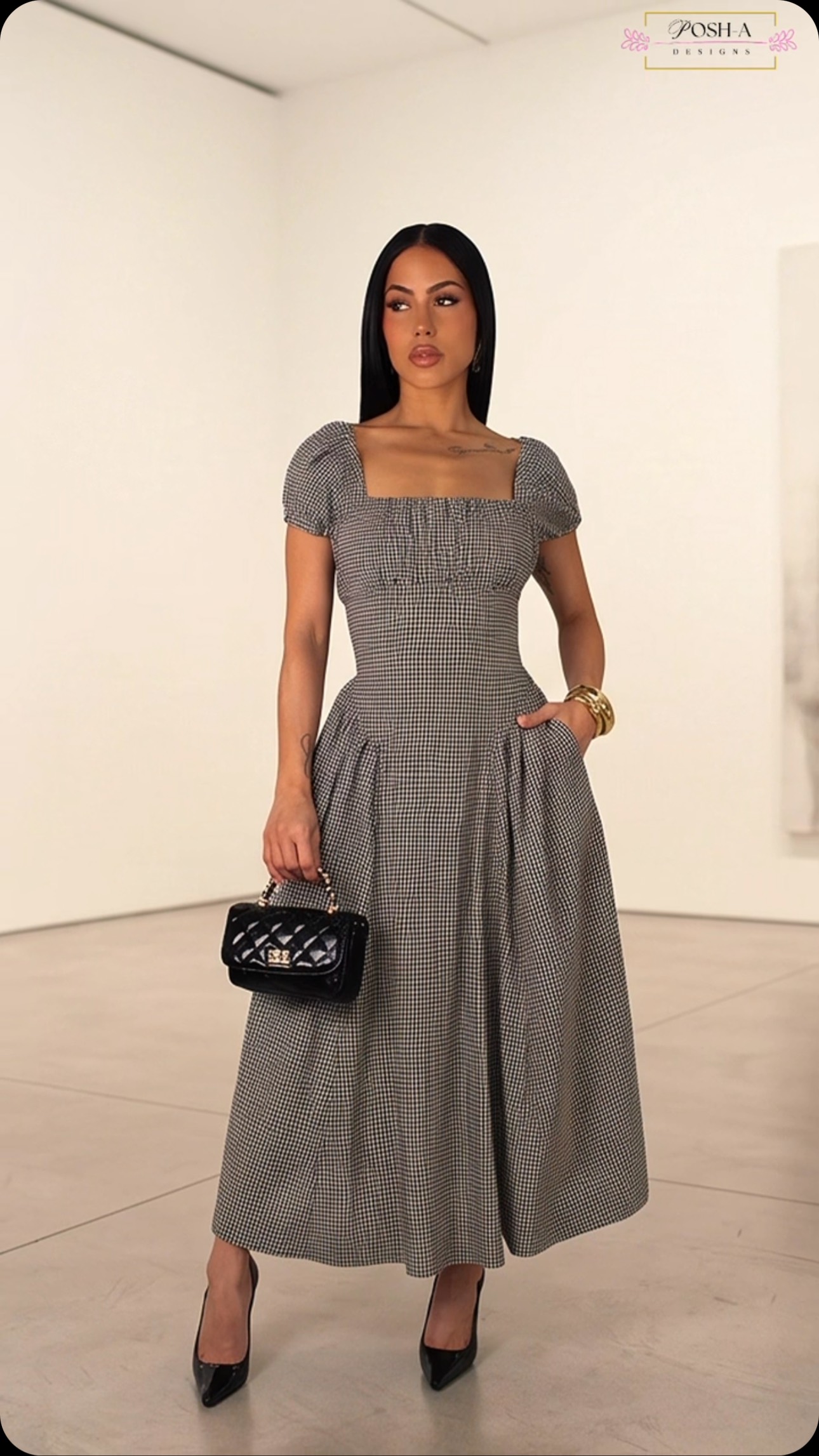 our next brunch midi dress Gingham is designed to flatter every figure with a beautifully fitted bodice, elegant square neckline, and graceful flowing skirt. The open keyhole back and elastic smocked panel Sweetheart neckline