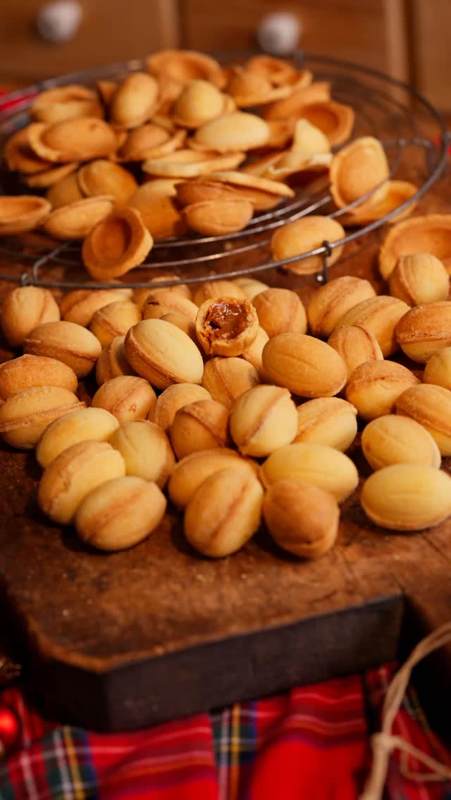 Markiert eine Person, die euch ORESCHKI backen muss! 😋, Hier das Rezept zum Abspeichern für euch. 📌, Dieses und weitere 49 Rezepte findet ihr auch in meinem Backbuch. Falls ihr nochmal den Link dazu