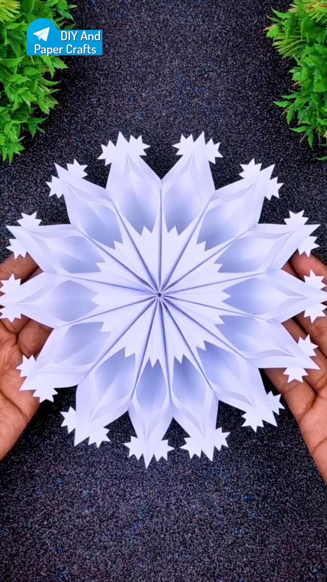 How to fold and cut paper snowflake for holiday Christmas decorations 🌲 ...