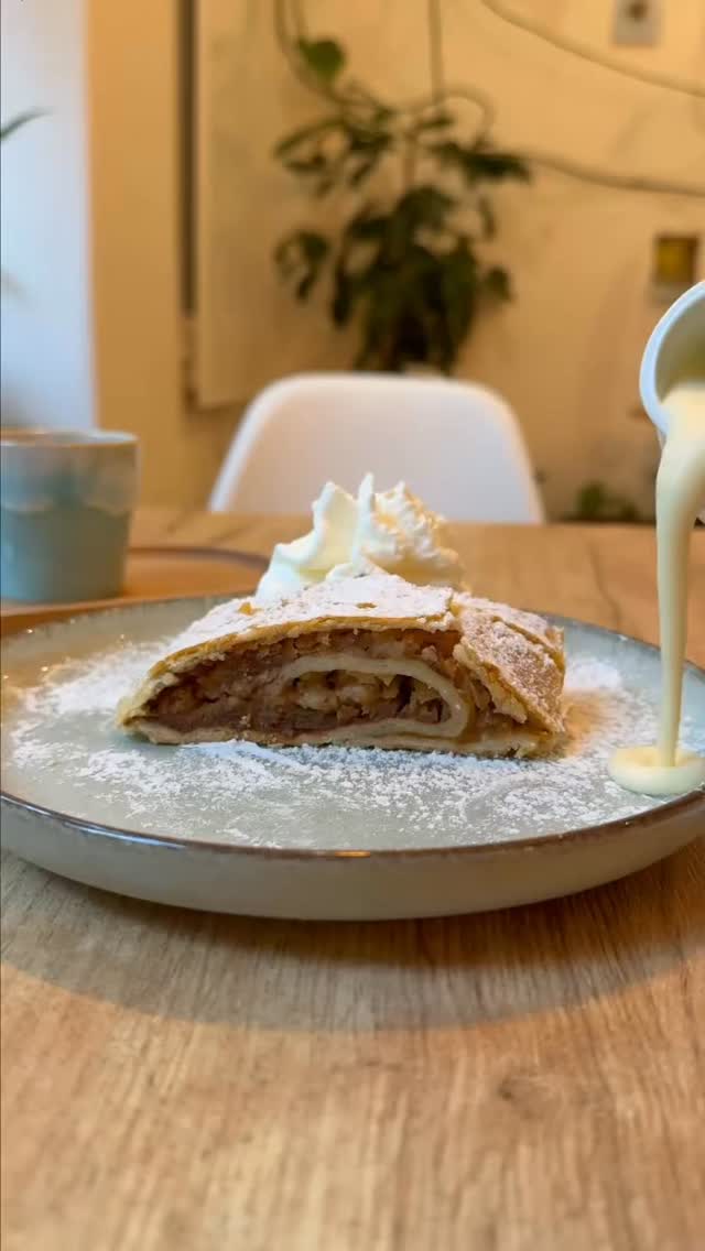 Jablečný štrůdl se skořicí a vanilkovou omáčkou. 🍎🍰 Přijďte ochutnat ...