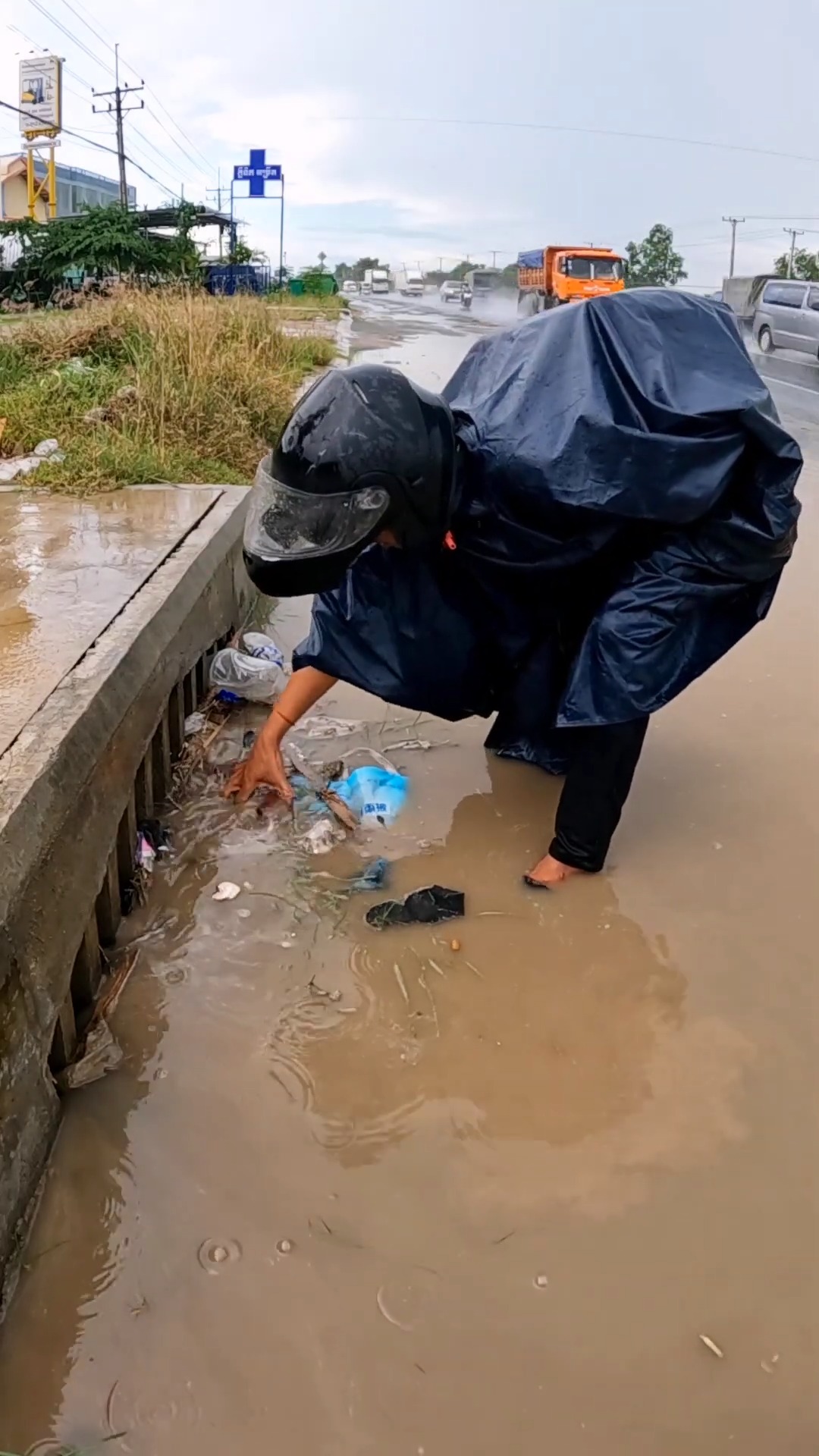 Remove wood chip and garbage clog culvert drain on the street #fypシ゚ ...