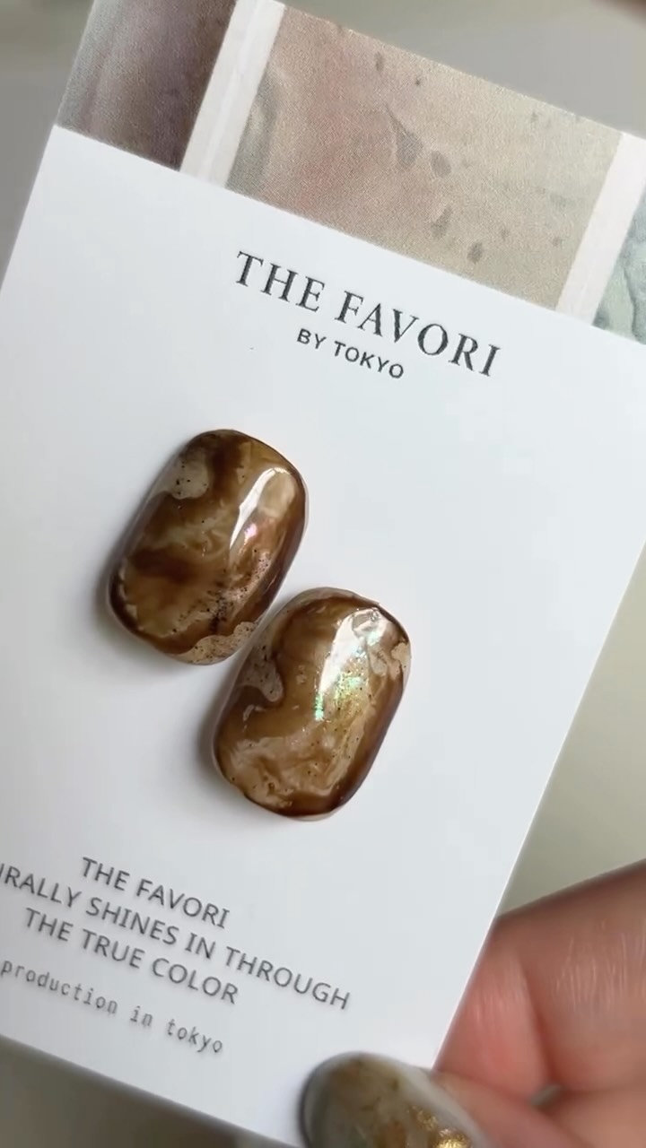 豐富層次與流動感， THE FAVORI x HE NAIL FLUID VOID 暈染液使用，讓