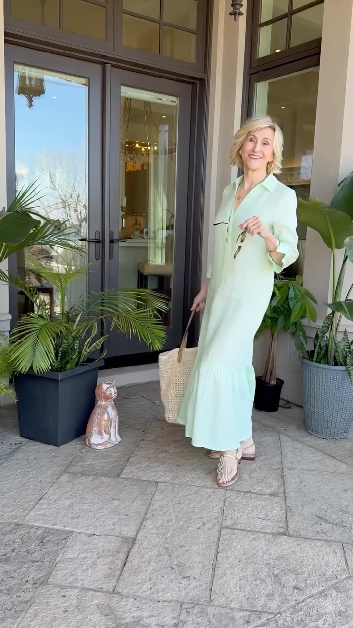 This apple green maxi dress from Lilly Pulitzer is proof that sometimes all you need is one great piece to make getting dressed easy. 💚 The vibrant color feels so fresh and cheerful, the 3/4 sleeves 