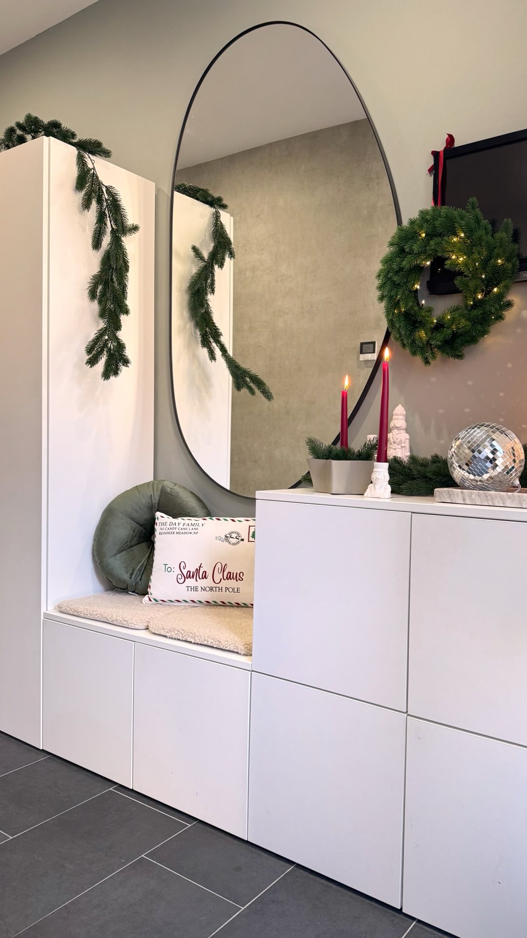 Wir würden uns im Flur immer wieder für das PLATSA-System von IKEA entscheiden. WARUM? 👇🏼, 👍🏼 Super flexibel , 👍🏼 Platzsparend, maximale Raumnutzung (ideal auch für Dachschrägen, unter Treppen etc.),