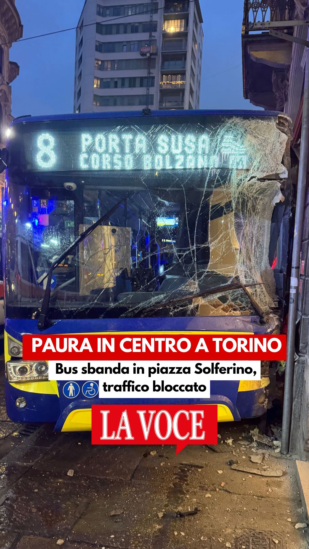 🚌 Paura in centro a Torino 📝 Bus sbanda in piazza Solferino, traffico ...