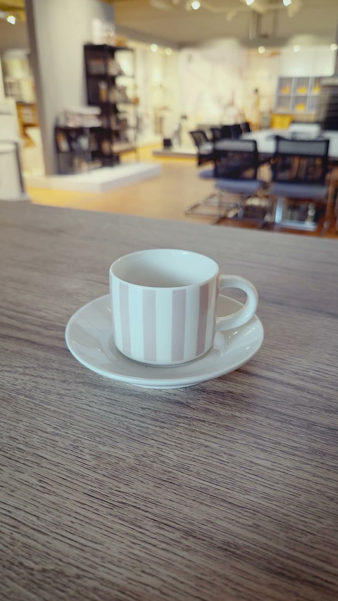 Klein, stilvoll und bereit für deinen nächsten Espresso. ☕🤎 Unsere Espressotassen bringen deinen Lieblingskaffee genau so auf den Tisch, wie er sein soll. Und wie man sieht, braucht es manchmal nur