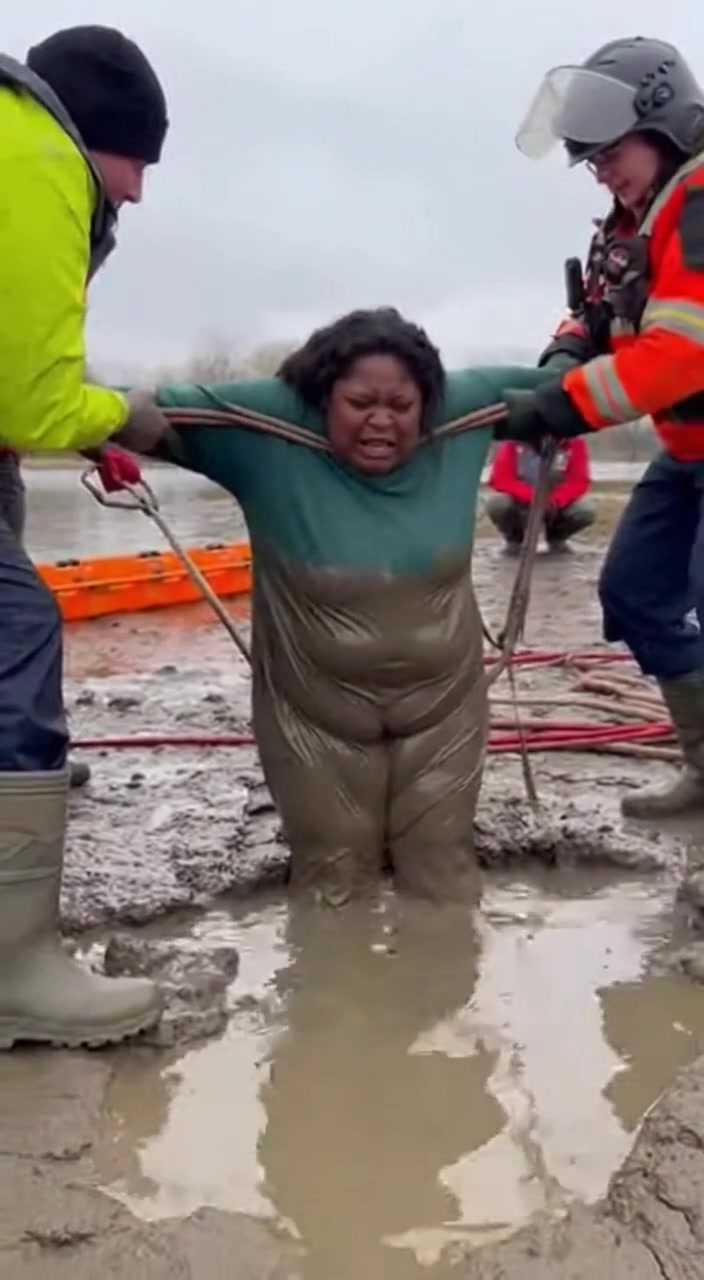 A brave rescue in the USA: Saving a woman trapped in the mud!