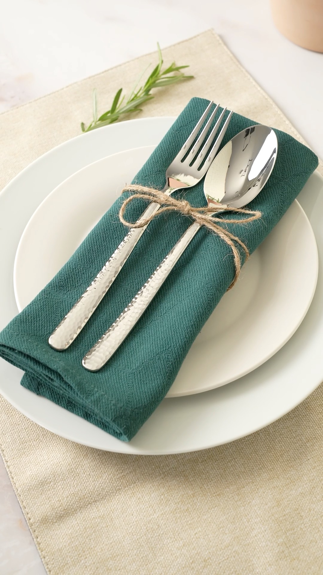 Mit dem Hammerschlag-Design gibt das Besteck-Set SAN MARINO von cilio bei Tisch ein Statement ab. 🍽️✨, Ob für gelungene Feiern, festliche Anlässe oder einen gemütlichen Abend in trauter Runde: es ist