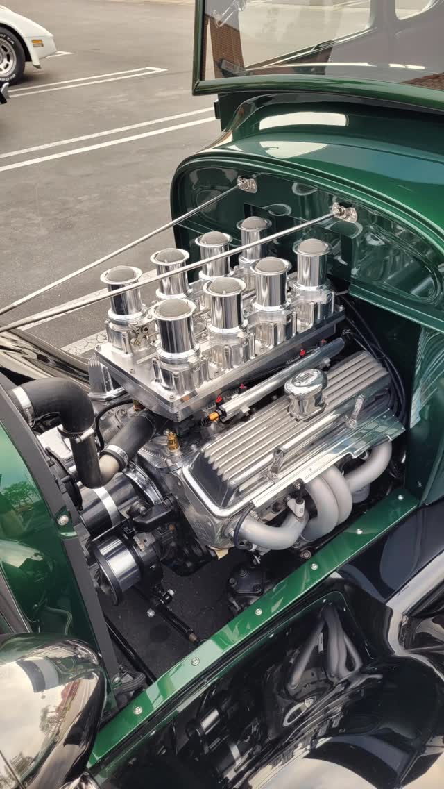Bitchin 8 stack fuel injection on a SBC that makes 511hp. Throttle ...