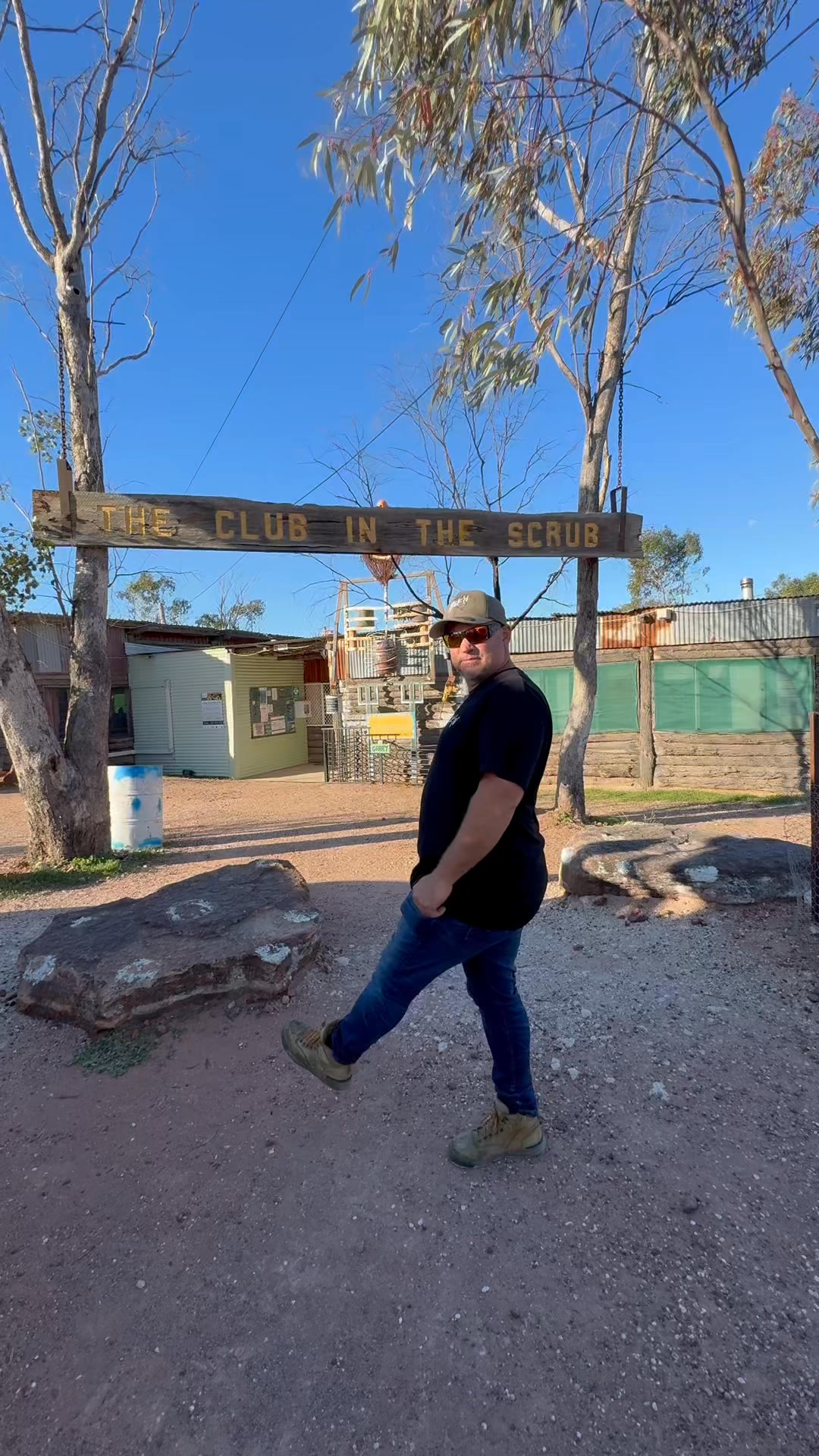 Pub crawl in the middle of nowhere In Grawin near Lightning Ridge ...