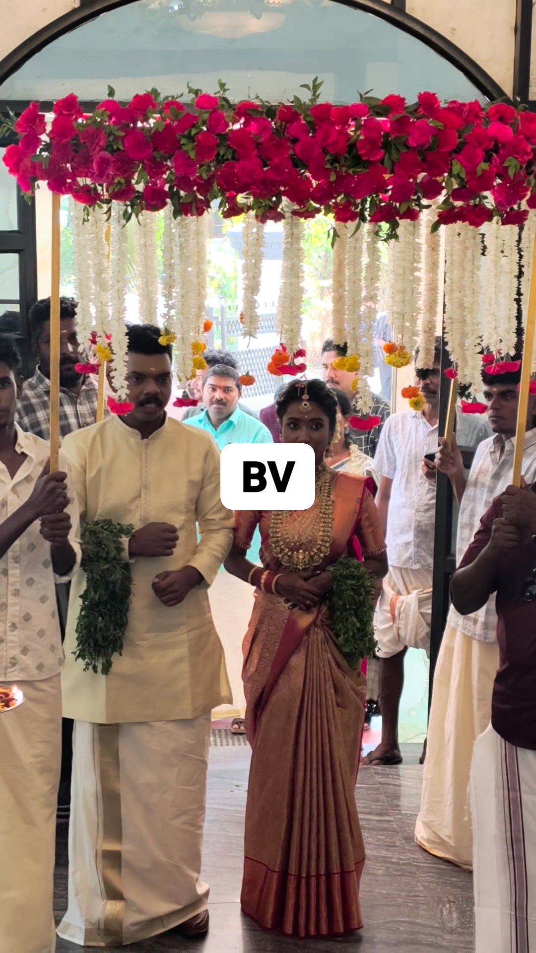  ഗുരുവായൂർ അമ്പലത്തിൽ വിവാഹിതരായി റിസപ്ഷന് പോകുന്ന ശ്രീക്കുട്ടി വിശാഖ് Illustration 