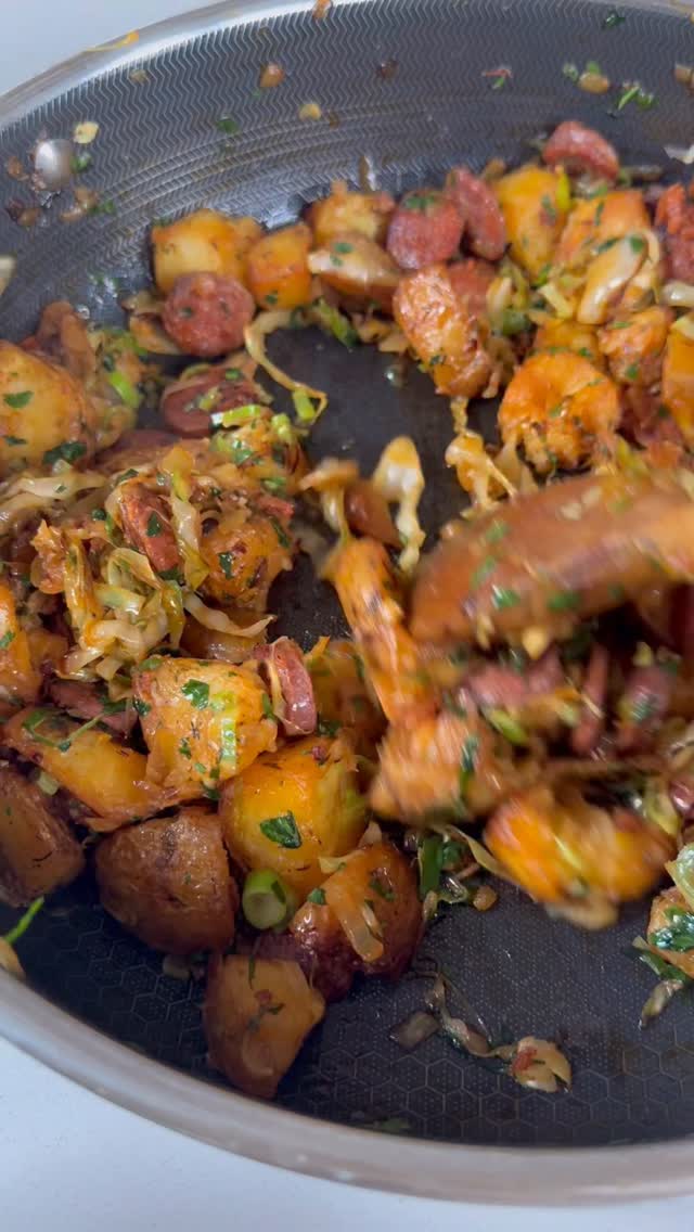 ROAST TATTIE HASH! Another banger from our brand new Café Cùil Cookbook ...