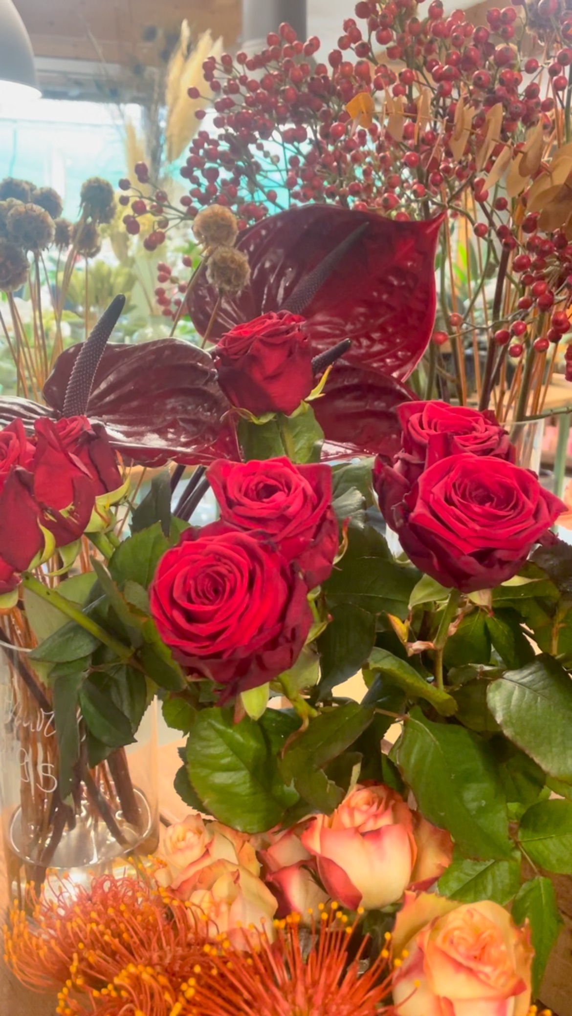 Auf der Suche nach einem Blumensträußchen für Allerheiligen? 🌸, Komm gerne zu unserer Floristin – sie hilft dir und gibt dir die besten Tipps, um an diesem besonderen Tag deine geliebte Person zu