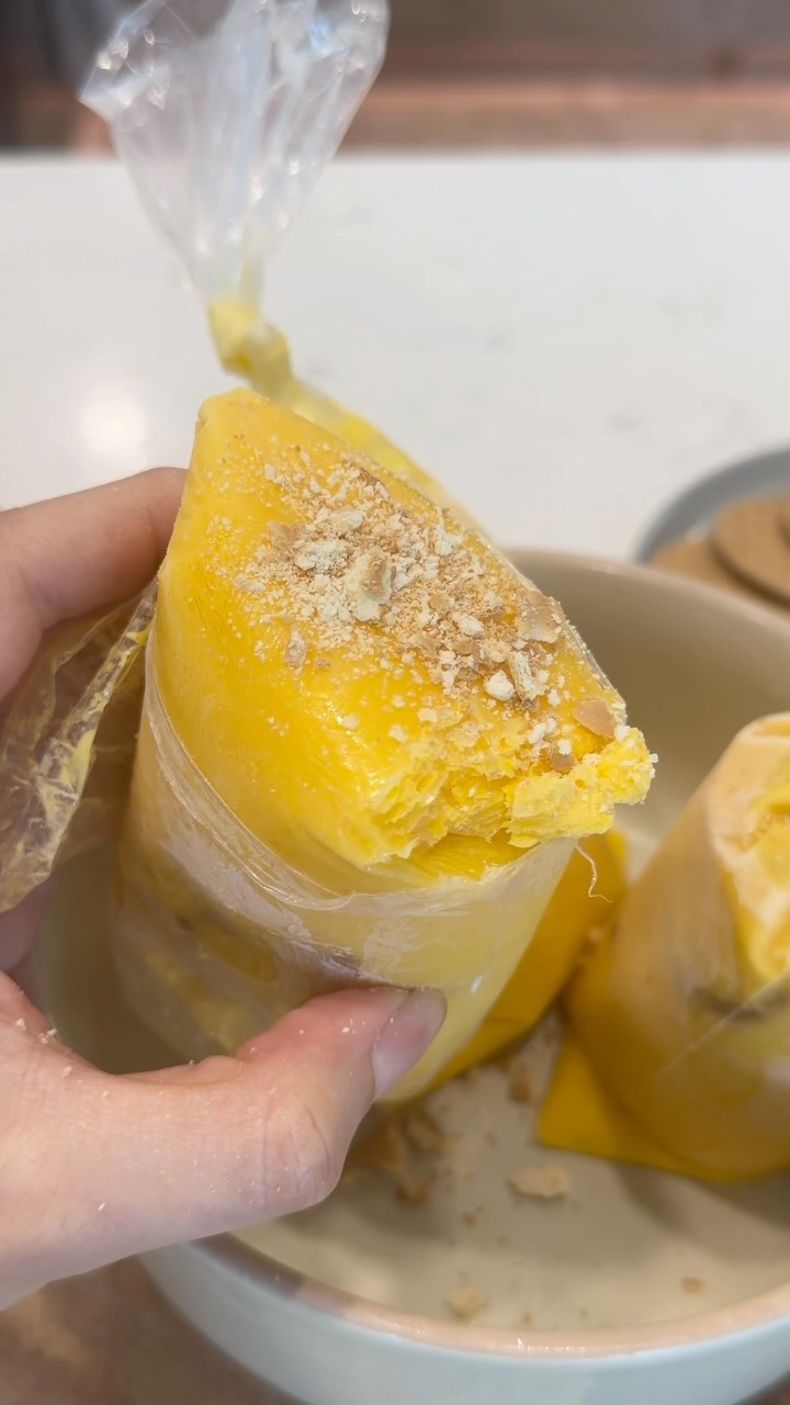 Carlota de Mango Cogelada sin az car y muy deliciosoo yo lo hice en bolis pero igual pudieras usar moldes de paletas Necesitas , 3 mangos, 1 1 2 taza de yogurt griego, 4 sobres de Splenda Latam