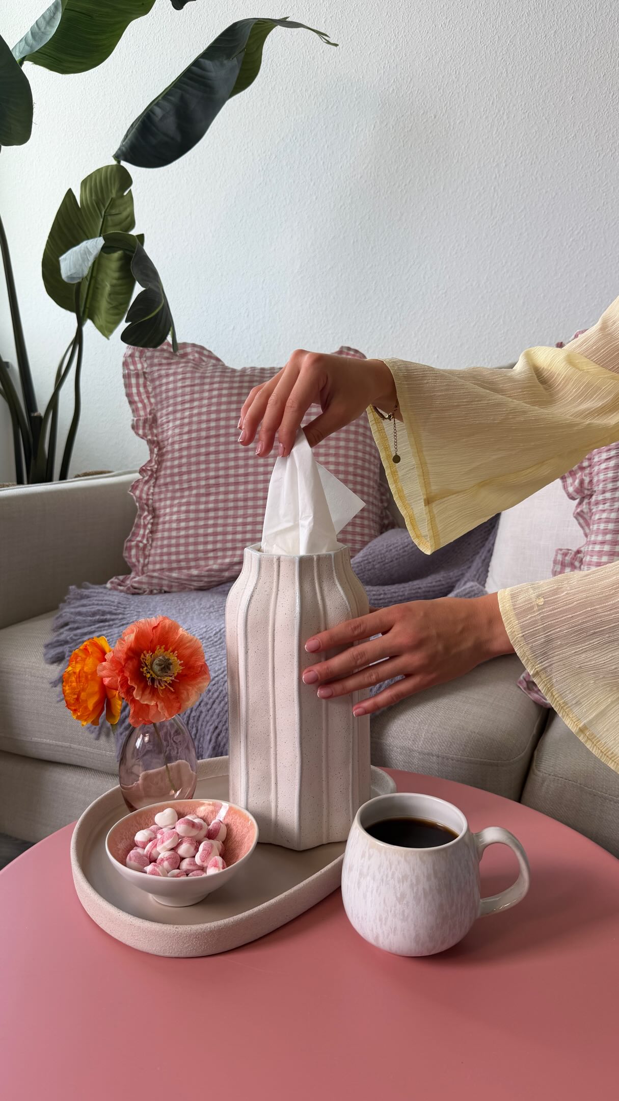 💡 Einfacher Wohn-Hack: Eine Vase + Taschentücher = ein dekorativer Taschentuchspender. Funktional, originell und edler als eine Pappverpackung.🤍 Habt ihr Lust auf mehr praktische Wohn-Hacks wie
