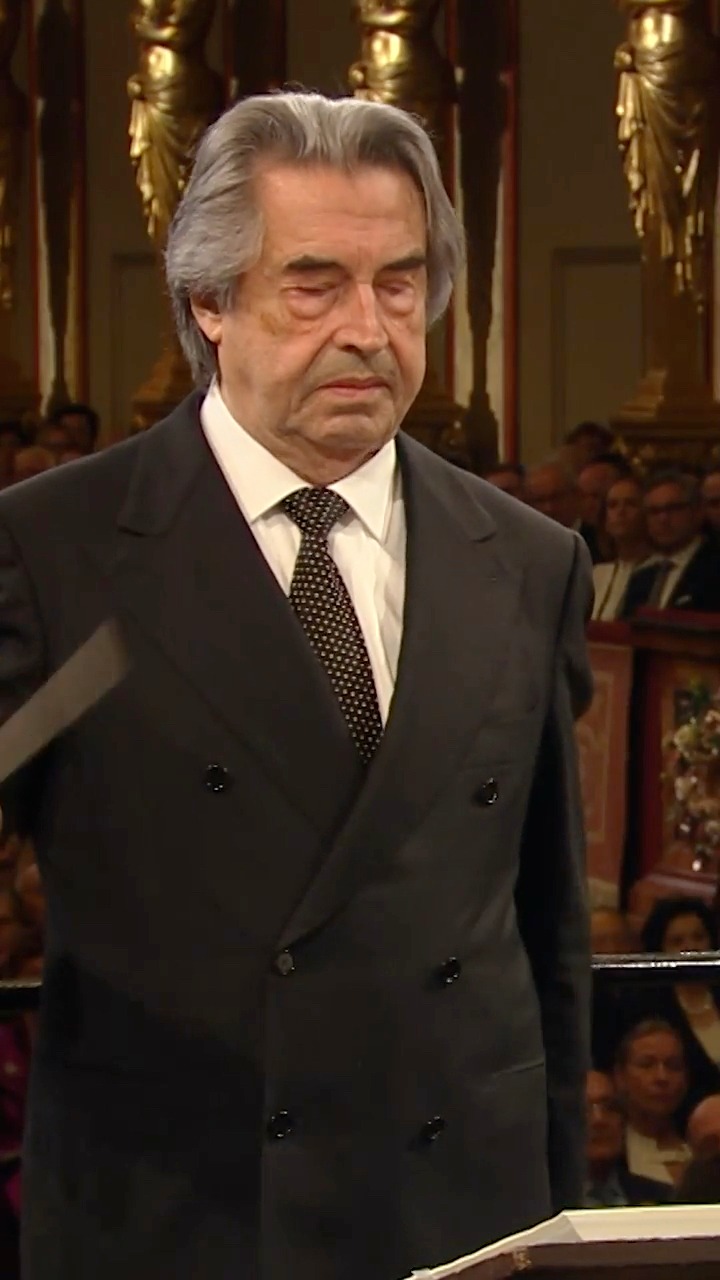 Johann Strauss II's “Der Zigeunerbaron: Ouvertüre” never fails to