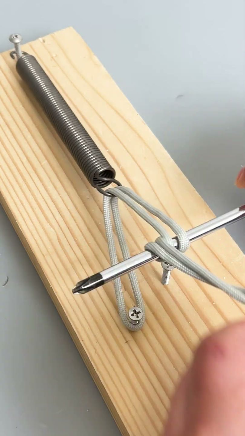 A simple trick to install springs, even kids can do it easily.#knot # ...
