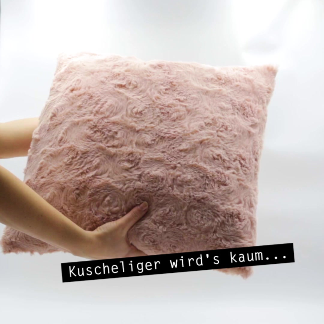 Was gibt es schöneres an einem Sonntag, als es sich mit unserem Kuschelkissen zu Hause gemütlich zu machen?! 🥰, 