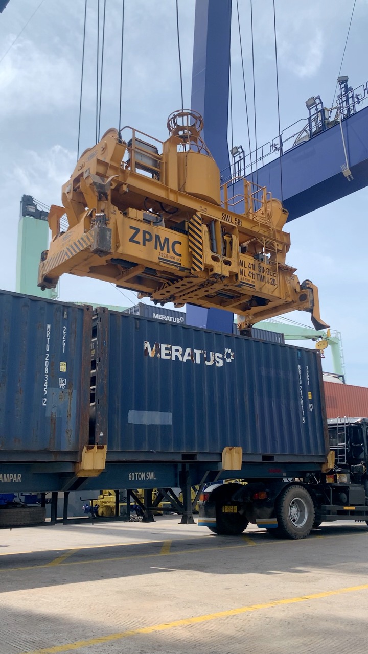 one trailer contains two 20-foot containers | Kolson jrue | Facebook