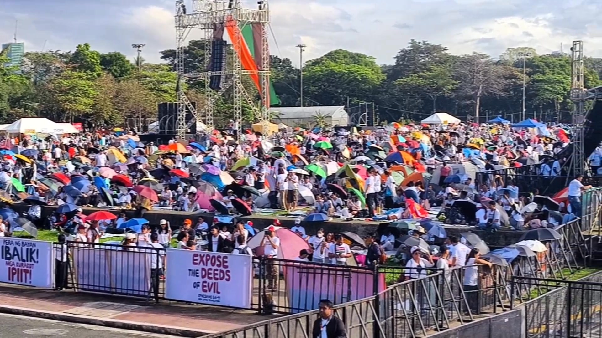 As of 8:30 a.m., libu-libong katao na ang nasa Quirino Grandstand para ...