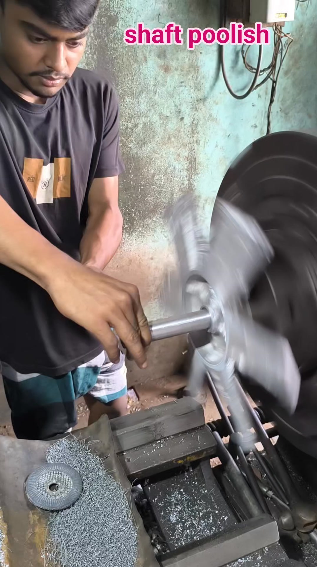 Ms shaft poolish in lathe machine #mechanicalengineering #foryoupageシ ...